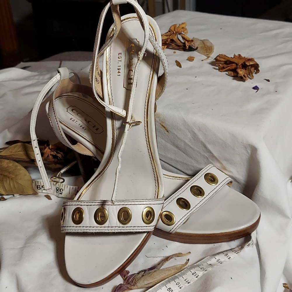 Coach  ladies white heeled sandL - Picture 8 of 11